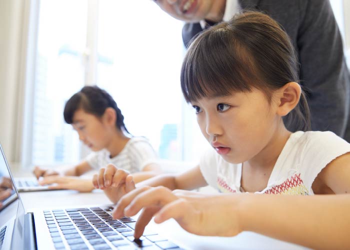 プログラミングに集中して取り組む小学生